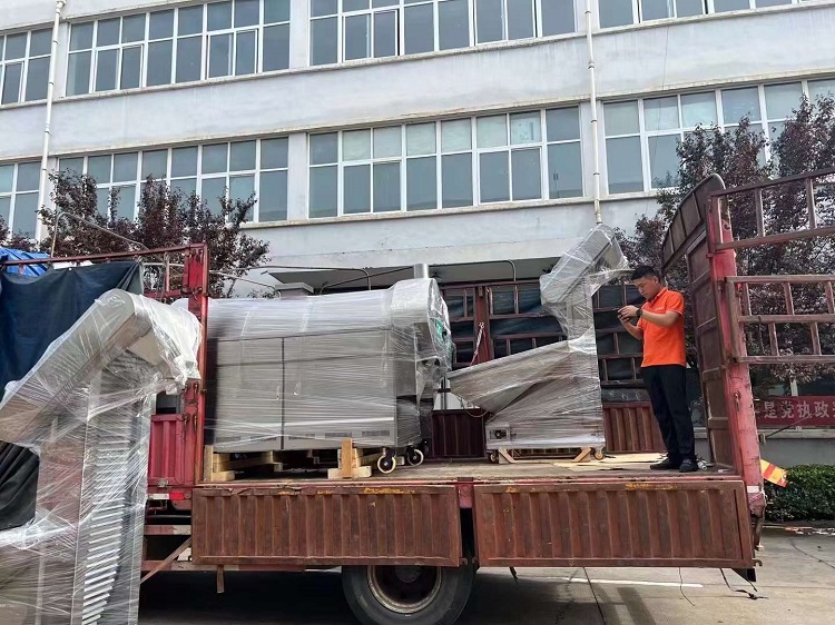 許昌智工3套電磁流水線炒貨機(jī)裝車(chē)發(fā)往安徽亳州